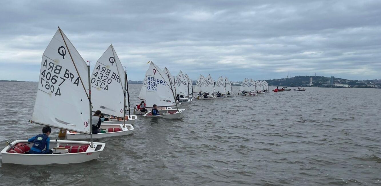 Flotilha de Optimist do Veleiros da Ilha disputa ranking FEVERS, em Porto Alegre