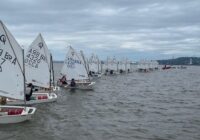 Flotilha de Optimist do Veleiros da Ilha disputa ranking FEVERS, em Porto Alegre