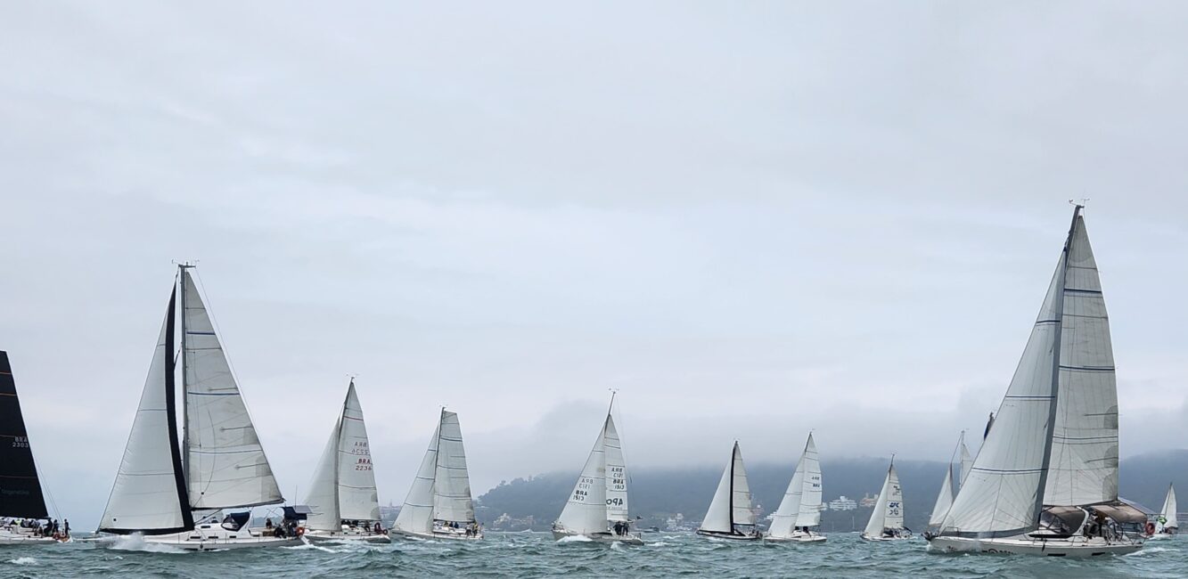 Regata Mormaii reúne flotilha de vela oceânica em dia de condições difíceis em Jurerê